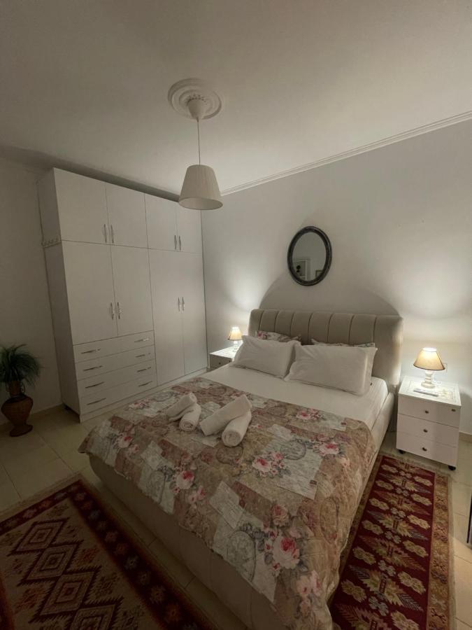 Meg'S Apartment จีโรคาสเตอร์ ภายนอก รูปภาพ